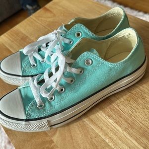 Women’s Converse All stars, size 9